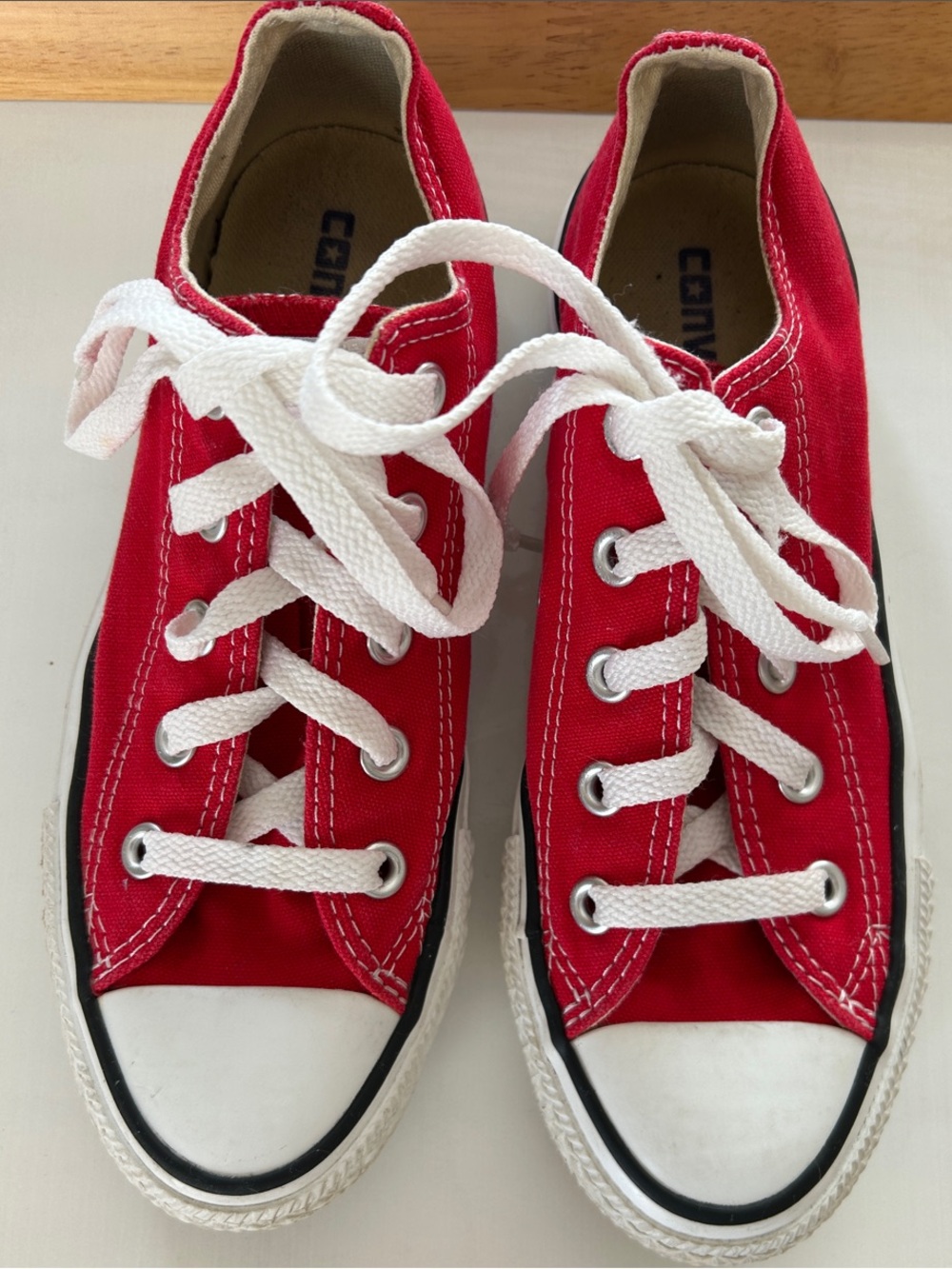 Converse Low-Top Sneakers in Red and White W6/M4